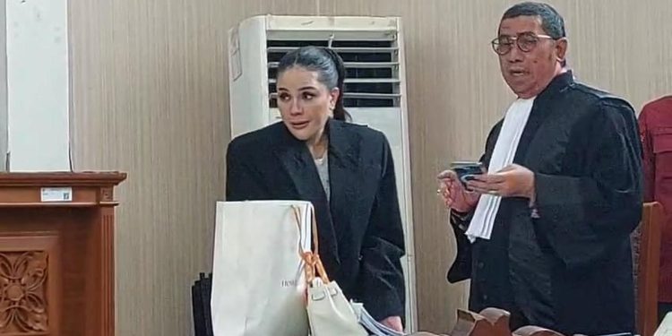 Nikita Mirzani Terpuruk Usai Sidang, Menangis Minta Hakim Tak Tunda Persidangan