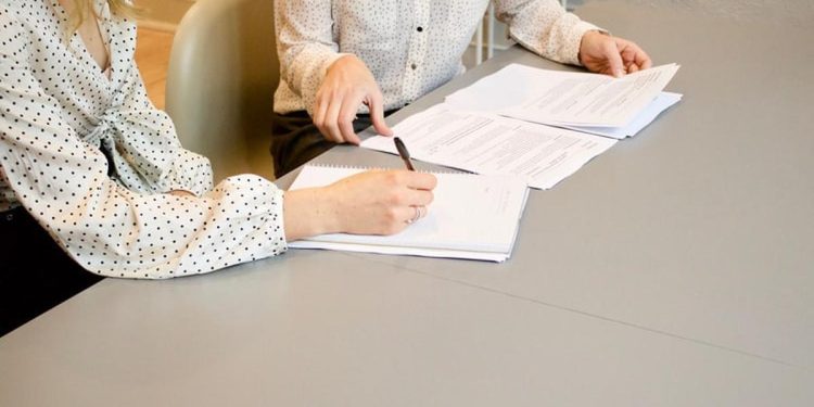 Strategi Memperbarui Resume Agar Menarik di Pasar Kerja yang Lesu