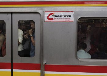 6 Tips Cegah Varises akibat Berdiri Lama di Kereta Angker