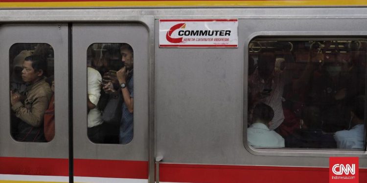 6 Tips Cegah Varises akibat Berdiri Lama di Kereta Angker