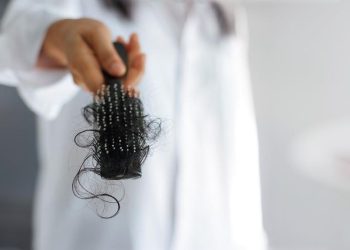 Hati-hati, 5 Kebiasaan Penyebab Rambut Rontok yang Perlu Dihindari
