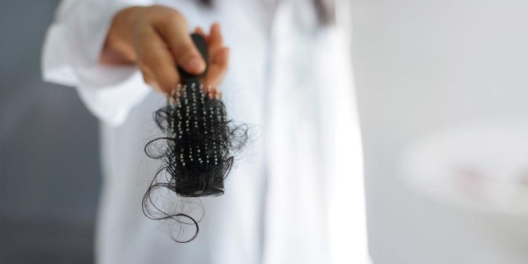 Hati-hati, 5 Kebiasaan Penyebab Rambut Rontok yang Perlu Dihindari