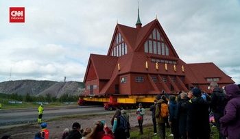 Momen Gereja Kiruna di Swedia Dipindahkan Menggunakan Truk