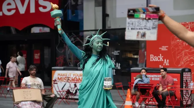 Asri Welas Syuting di Times Square New York untuk Ratu Ratu Queens Disawer Turis