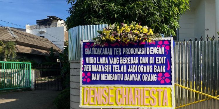 Denise Chariesta Dukung Uya Kuya dengan Karangan Bunga sebagai Simbol Moral