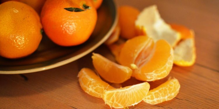 Serabut Putih pada Daging Jeruk, Amankah untuk Dikonsumsi?