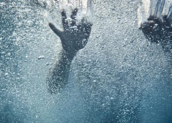 Turis China Dapat Pujian Usai Selamatkan Wanita Tenggelam dengan Bertaruh Nyawa