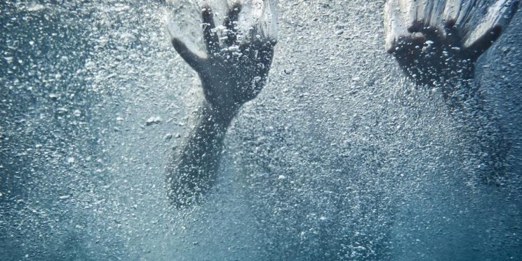 Turis China Dapat Pujian Usai Selamatkan Wanita Tenggelam dengan Bertaruh Nyawa