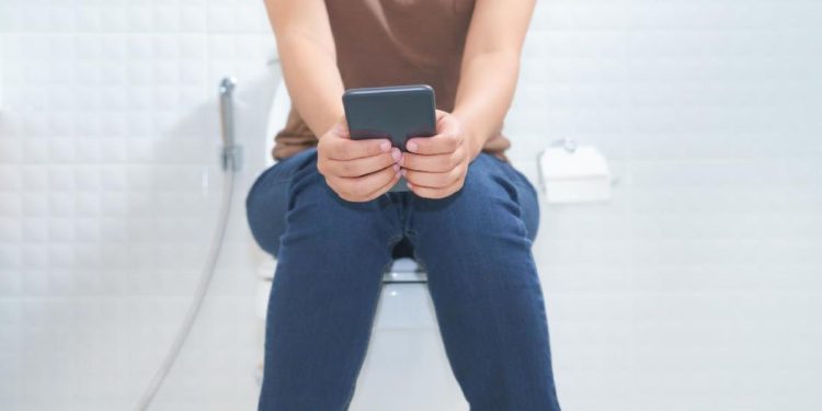 Kebiasaan Menggunakan HP saat BAB Dapat Menyebabkan Penyakit Ini