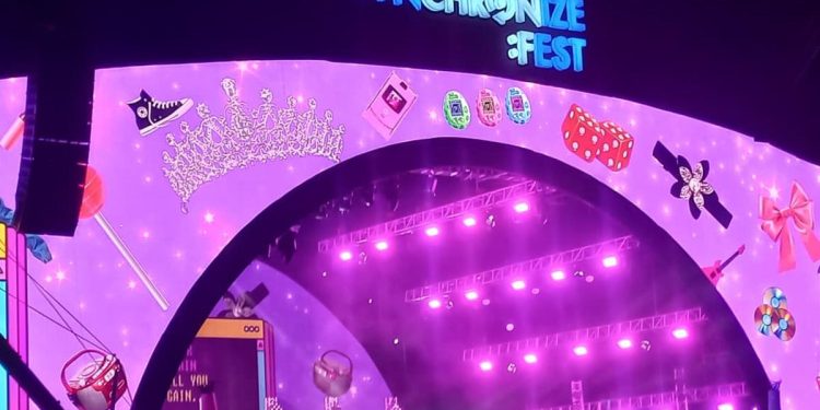 Aksi Pinkan Ajak Penonton Nostalgia di Segmen Centil Era Synchronize Fest 2025