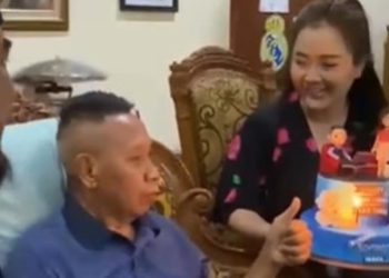 6 Potret Terbaru Tukul Arwana Saat Merayakan Ultah ke-62 Bersama Sahabat Setia