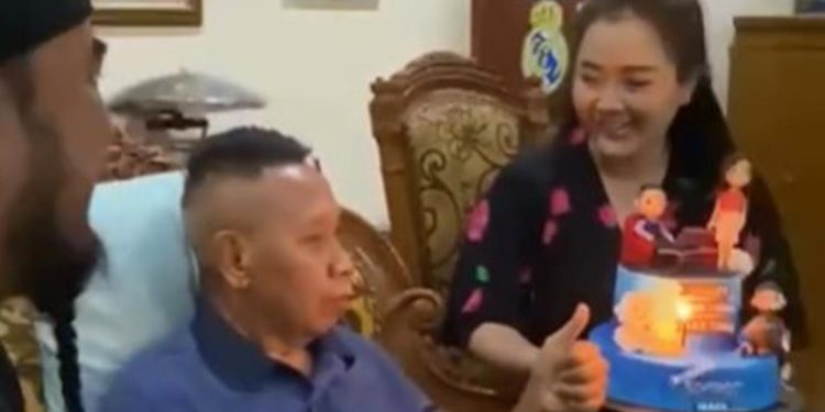 6 Potret Terbaru Tukul Arwana Saat Merayakan Ultah ke-62 Bersama Sahabat Setia