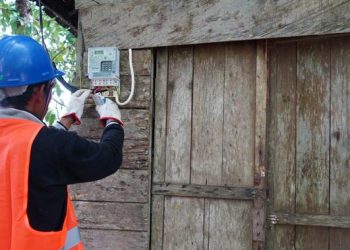 Warga Miskin di Banyuwangi Menerima Sambungan Listrik Gratis