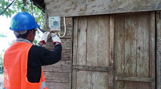 Warga Miskin di Banyuwangi Menerima Sambungan Listrik Gratis