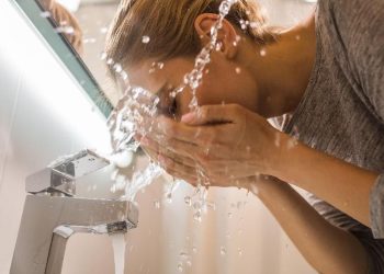 Cuci Muka dengan Air Es, Apakah Dapat Membuat Kulit Menjadi Glowing?