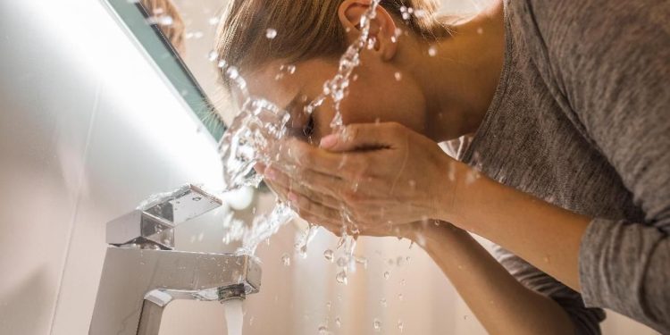 Cuci Muka dengan Air Es, Apakah Dapat Membuat Kulit Menjadi Glowing?