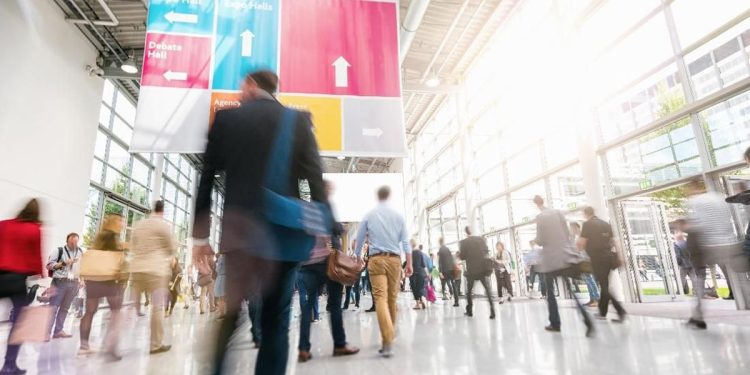 Pesawat Terlambat 5 Jam, Penumpang Menari Ramai-Ramai di Bandara India