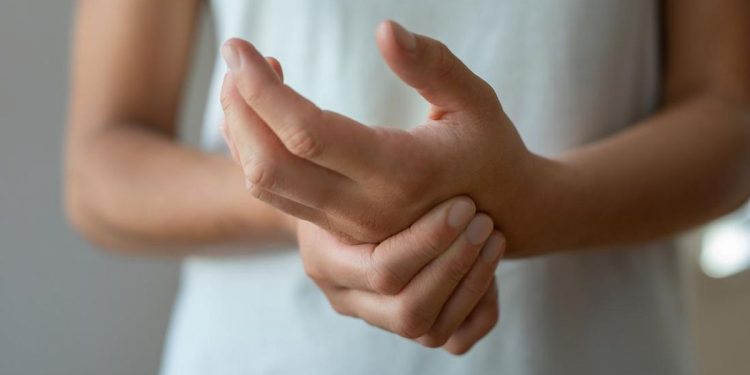 7 Penyebab Jari Tangan Kaku Saat Bangun Pagi