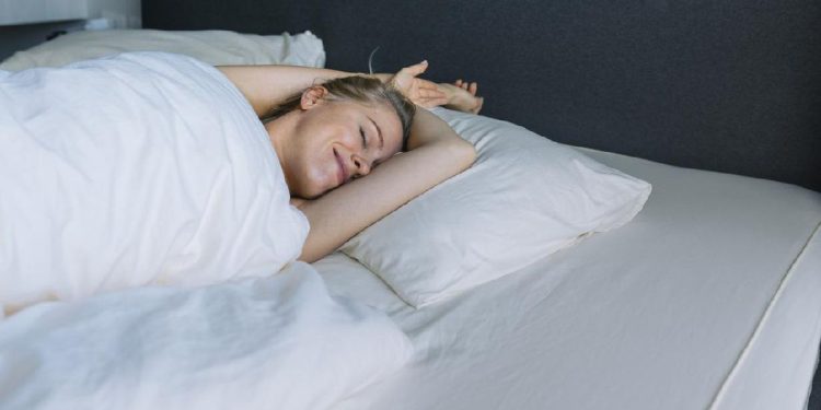 5 Manfaat Tidur Tanpa Pakaian untuk Kesehatan yang Perlu Anda Ketahui