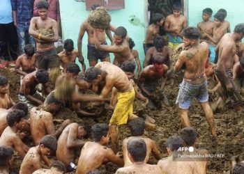 Warga India Berbondong-Bondong Mandi Kotoran Sapi, Ini Makna di Baliknya