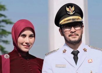 Syahnaz Sadiqah Tampil Anggun dalam Kebaya Kerah Shanghai dan Batik Megamendung Bersama Jeje Govinda