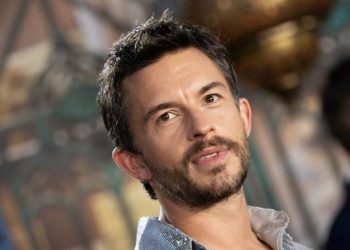 6 Potret Jonathan Bailey Pria Terseksi 2025 Versi Majalah