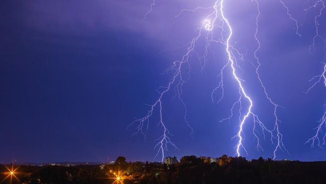 Petaka Petir Ganas Bertahun-tahun Menewaskan Korban di Depok