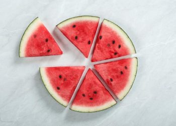 Jenis Makanan yang Dilarang Dikonsumsi Bersama Semangka