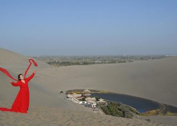 Kecantikan Mata Air Bulan Sabit Menawan di Gunung Mingsha