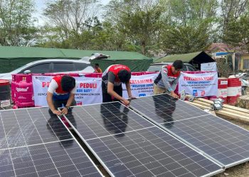 Listrik Tenaga Surya Sebagai Sumber Cahaya Tenda Pengungsi Aceh Tamiang
