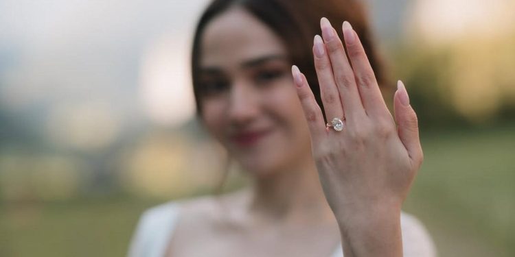 10 Cincin Lamaran Artis 2025 yang Menawan dan Memikat Romansa