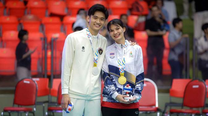 Momen Romantis Alfin Daniel Pratama dan Kekasih Usai Final Voli Putra SEA Games 2025