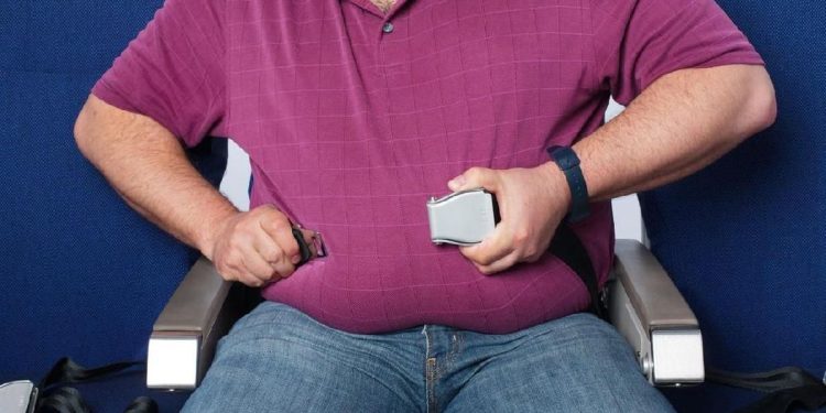 Aturan Baru Maskapai Menyebabkan Penumpang Bertubuh Besar Harus Membayar 2 Tiket