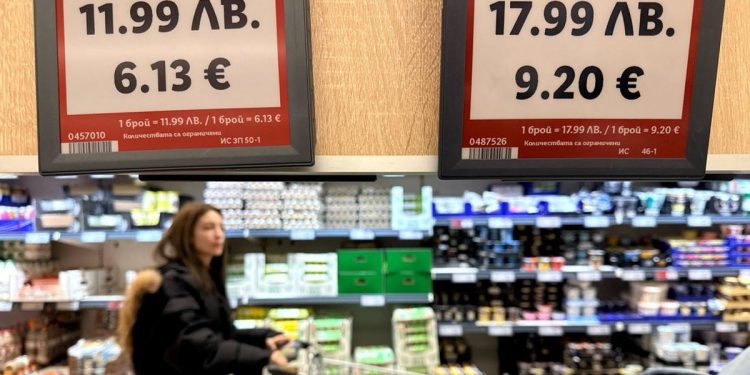 Potret Persiapan Negara Termiskin Eropa Ganti Mata Uang