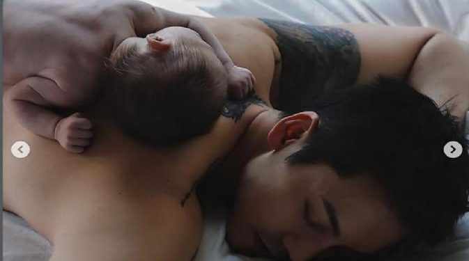 Potret Pertama William Chan Bersama Bayinya, Momen Intim Ayah dan Anak dari He Sui