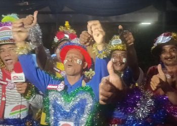 Aksi Pedagang Sapu dan Tukang Las Hias Alat Dagang di HUT, Ada yang Pakai Aksesori Love