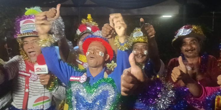 Aksi Pedagang Sapu dan Tukang Las Hias Alat Dagang di HUT, Ada yang Pakai Aksesori Love