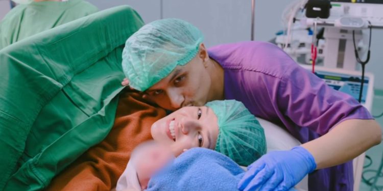 7 Momen Melahirkan Anak Pertama Susan Sameh yang Penuh Haru