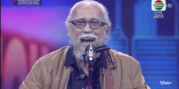 Iwan Fals Tampilkan Lagu Stecu Stecu yang Membuat Goyang di Konser Raya 31
