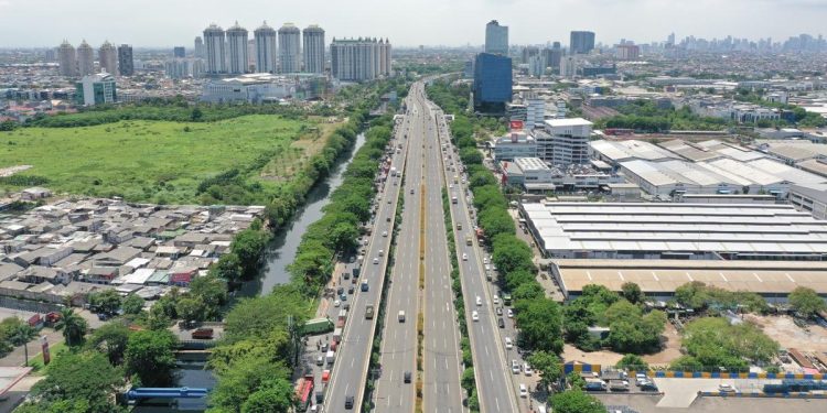 Banjir Jakarta, Arus Motor Dialihkan Lewat Tol dengan Pengawalan Polisi