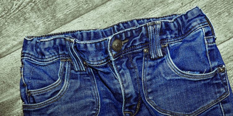 Maskapai Minta Penumpang Pesawat Hentikan Penggunaan Celana Jeans