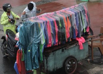 Hujan Bawa Berkah, Sosok Ini Jadi Miliarder Berkat Jualan Jas Hujan