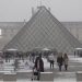 Turis dan Warga Menikmati Keindahan Paris Saat Diselimuti Salju