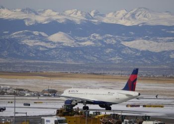 Cuaca Ekstrem Menggila, Ribuan Penerbangan Dibatalkan akibat Langit Lumpuh