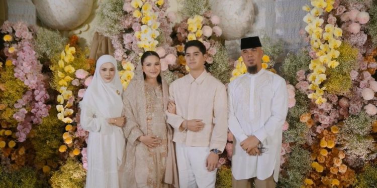 6 Potret Gamis dan Kebaya di 7 Bulanan Alyssa Daguise, Sangat Menawan