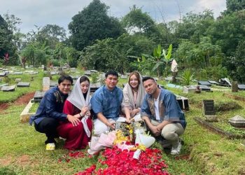10 Potret Artis Ziarah Makam Menjelang Ramadhan 2026 Raffi Ahmad dan Indro Warkop