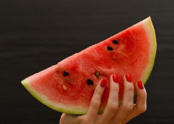 Makanan yang Dilarang Dikonsumsi Bersamaan dengan Semangka