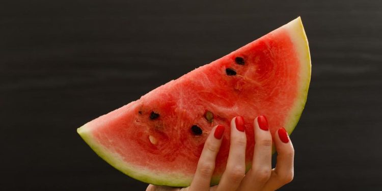 Makanan yang Dilarang Dikonsumsi Bersamaan dengan Semangka