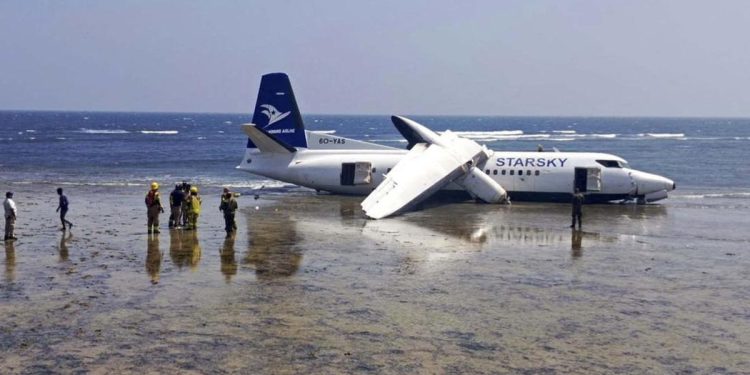 Pesawat Berisi 55 Penumpang Tergelincir ke Laut Saat Mendarat Darurat